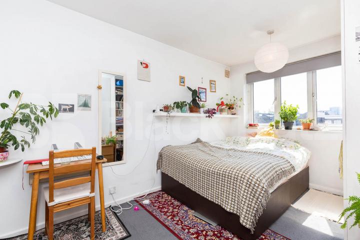 Arranged over 2 floors in the De Beauvoir area is this 2 bed plus study Mitchison Road, De Beauvoir Town